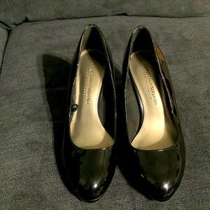 Woman black heels size 6